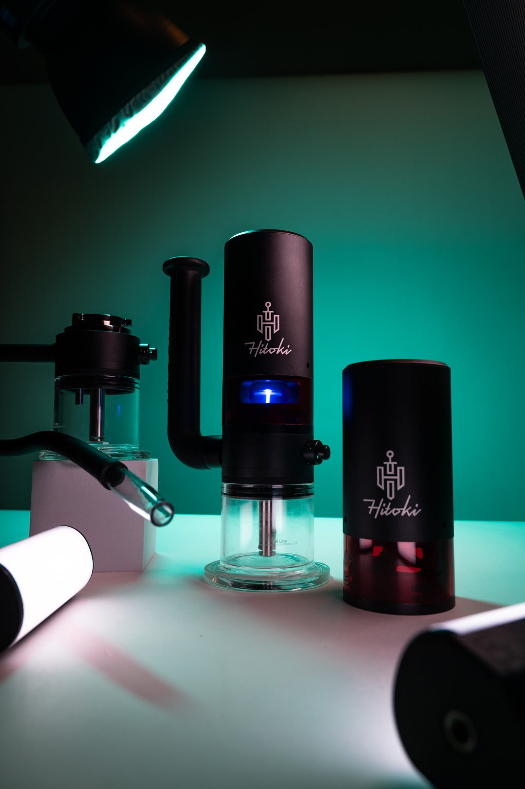 Hitoki device under cyan and magenta light
